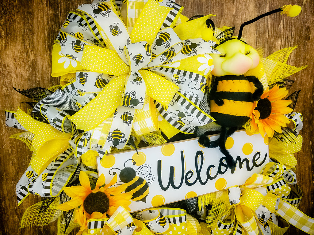 Bumble Bee Welcome Wreath – On the Wall Charm